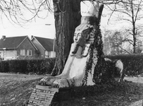 837712 Afbeelding van de folly 'De Sfinx' (ca. 1962) in de tuin van buitenplaats Persijn (Achterweteringseweg 10) te ...